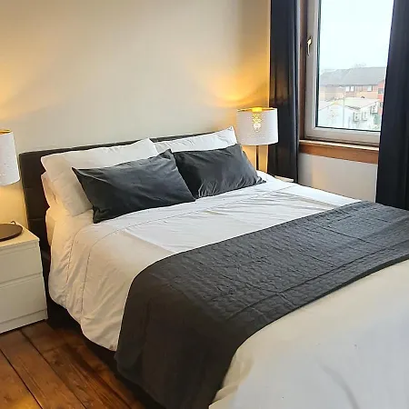 Large 3 Bed West End Free Parking & Electric Vehicle Point *