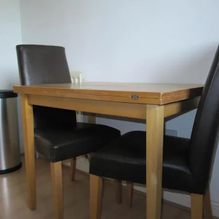 Cozy Off Road 2 Bedroom With Free Wi-fi And Private Parking Glasgow