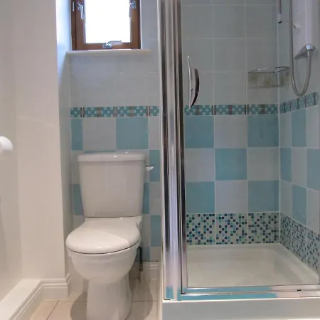 Cozy Off Road 2 Bedroom With Free Wi-fi And Private Parking Glasgow