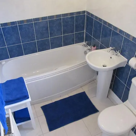 Cozy Off Road 2 Bedroom With Free Wi-fi And Private Parking *