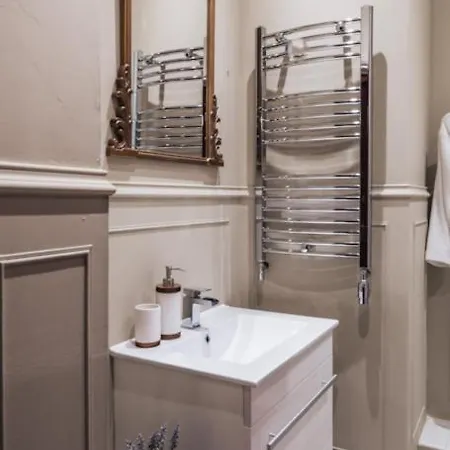 Huntly House - A Like No Other Apartment