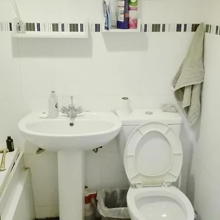 Guest house A Double Bedroom Near Centre Not In Great Condition Suitable For Short Glasgow