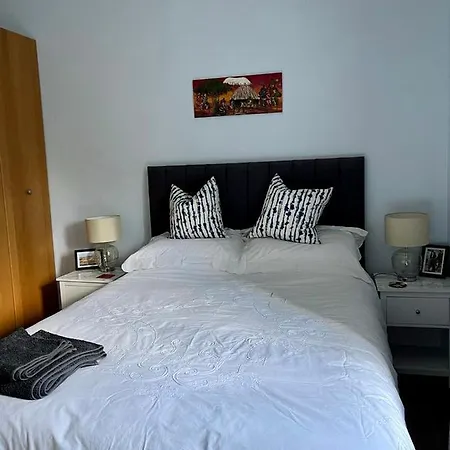 Beautiful Double In Idyllic West End Townhouse