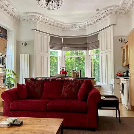 Beautiful Double In Idyllic West End Townhouse *