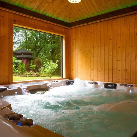Stunning 4-bedroom With Hot Tub & Sauna Near Loch Lomond Villa