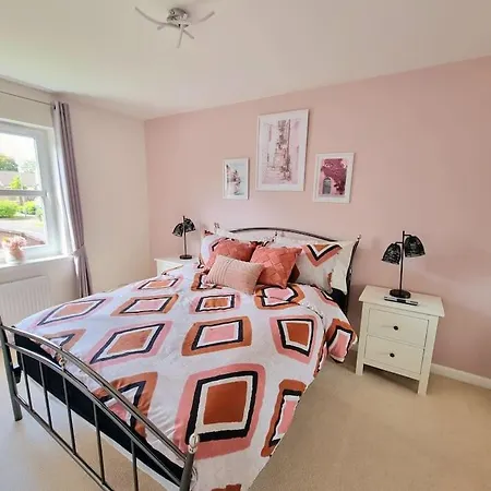 Homely Three Bed In Сasa de vacaciones Glasgow