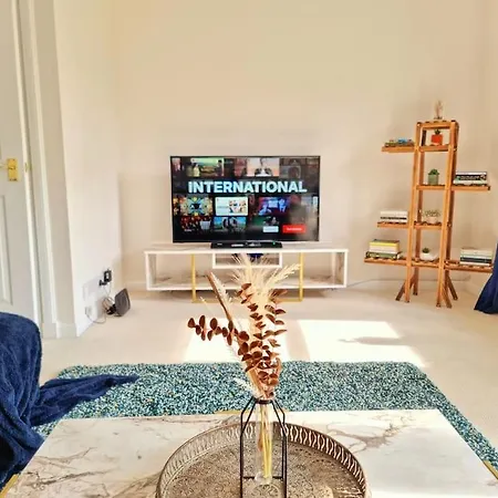 Homely Three Bed In Glasgow