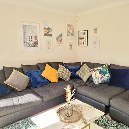 Homely Three Bed In Сasa de vacaciones