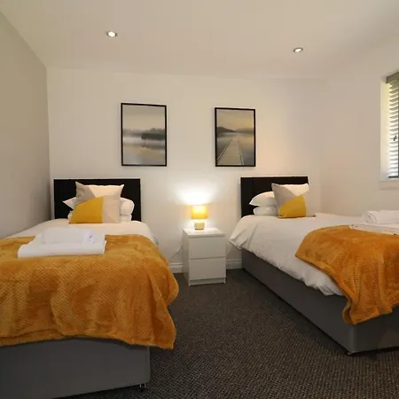 Signature - Railway House 5 Bed Apartman Glasgow