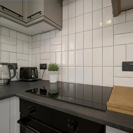 Luxury 1 Bedroom Serviced In Centre Διαμέρισμα