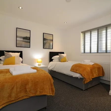 Signature - Railway House 5 Bed Apartman Glasgow