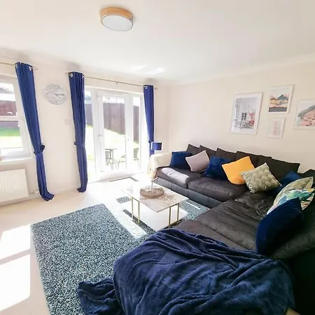 Homely Three Bed In * גלאזגו