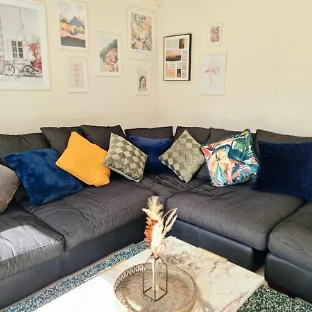 Homely Three Bed In בית נופש *