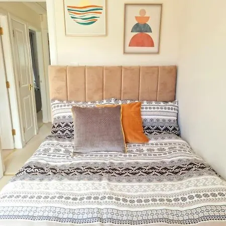 Homely Three Bed In Сasa de vacaciones