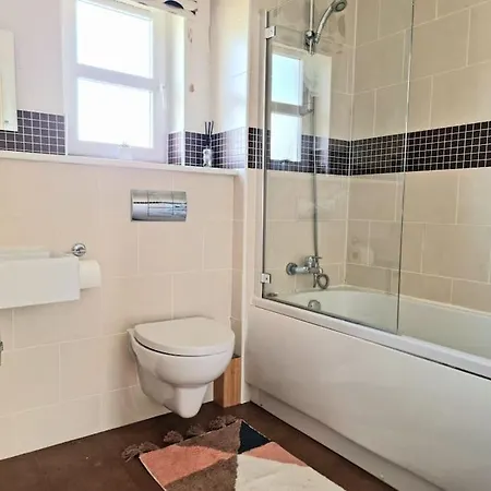 Homely Three Bed In Сasa de vacaciones