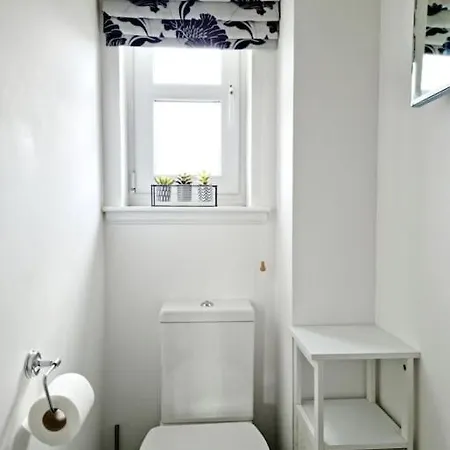 Homely Three Bed In Glasgow