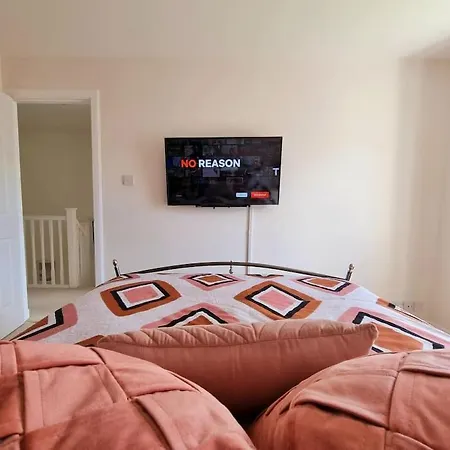 Homely Three Bed In