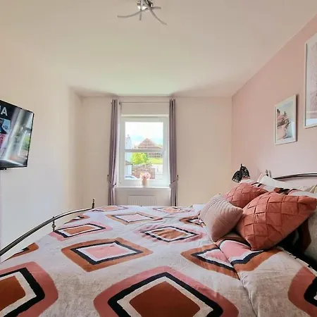 Homely Three Bed In * גלאזגו