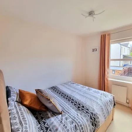 Homely Three Bed In Сasa de vacaciones