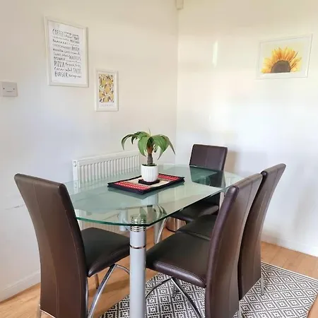 Homely Three Bed In Сasa de vacaciones