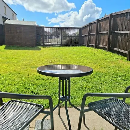 Homely Three Bed In Tatil Evi Glasgow