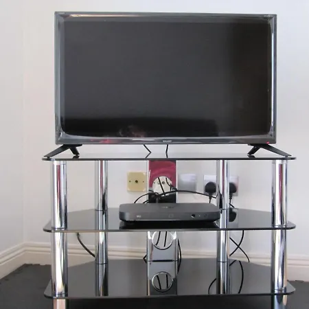 Cozy Off Road 2 Bedroom With Free Wi-fi And Private Parking