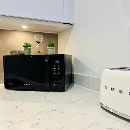 Designer House - Of / 'hillhead' West End G12 - Luxurious & Contemporary Detached House / Terrace / Garden / 'electric Car Charging' Garage Parking Villa Glasgow