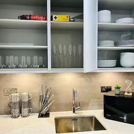 Designer House - Of / 'hillhead' West End G12 - Luxurious & Contemporary Detached House / Terrace / Garden / 'electric Car Charging' Garage Parking Villa