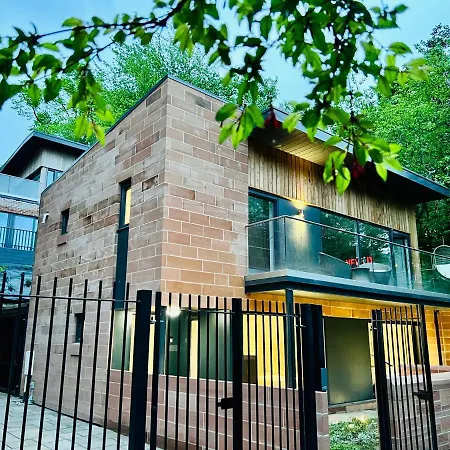 Designer House - Of / 'hillhead' West End G12 - Luxurious & Contemporary Detached House / Terrace / Garden / 'electric Car Charging' Garage Parking *