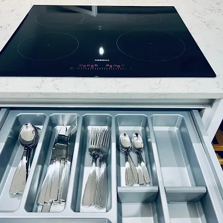 Designer House - Of / 'hillhead' West End G12 - Luxurious & Contemporary Detached House / Terrace / Garden / 'electric Car Charging' Garage Parking