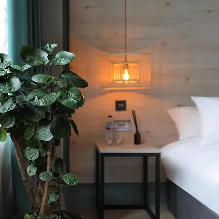 Hotel Revolver