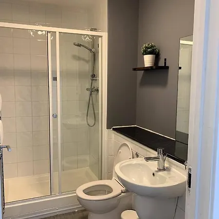 Modern 2 Bedroom Flat With Free Parking In Cambuslang, * グラスゴー