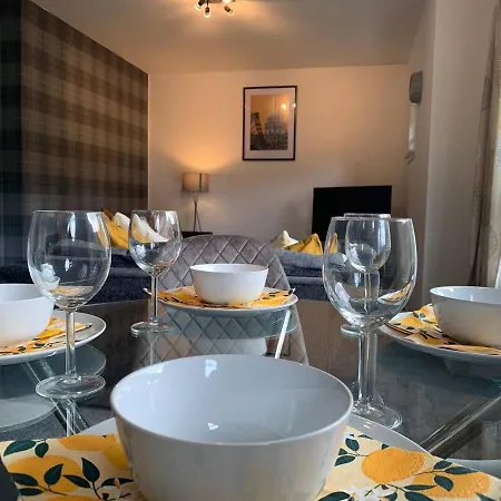 Modern 2 Bedroom Flat With Free Parking In Cambuslang, グラスゴー