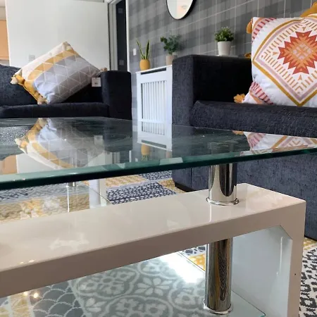 Modern 2 Bedroom Flat With Free Parking In Cambuslang, * グラスゴー