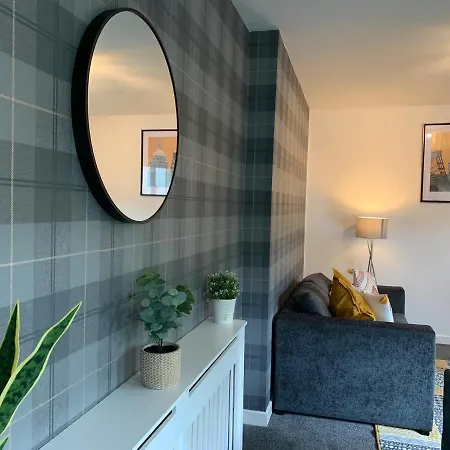 Modern 2 Bedroom Flat With Free Parking In Cambuslang, * グラスゴー