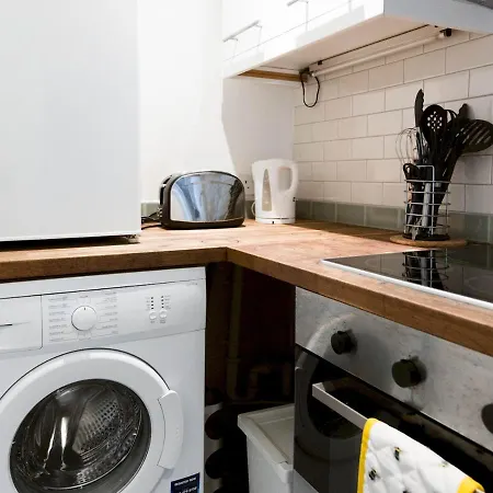 West End Kelvingrove Park Museum - Pass The Keys グラスゴー