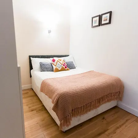 West End Kelvingrove Park Museum - Pass The Keys *