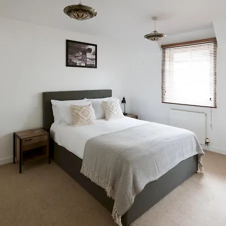 Beautiful Unique 3bed Mews House - Pass The Keys بيت للعطل