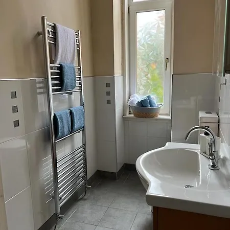 Victorian 3 Bedroom Main Door Flat, King Size Beds , Large * Glasgow