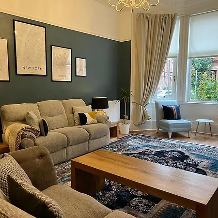 Victorian 3 Bedroom Main Door Flat, King Size Beds , Large Glasgow