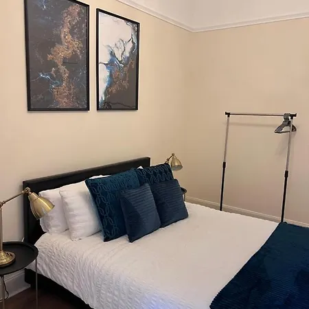 Victorian 3 Bedroom Main Door Flat, King Size Beds , Large