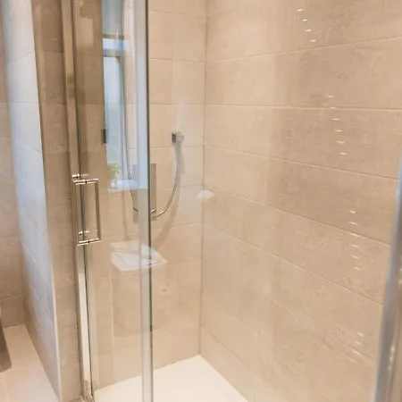 Superb 1bed Flat In Fabulous West End - Pass The Keys *