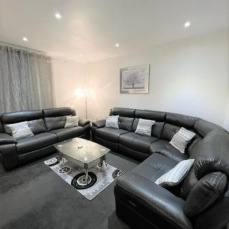 Lovely 2 Bed Close To Silverburn Mall Apartment