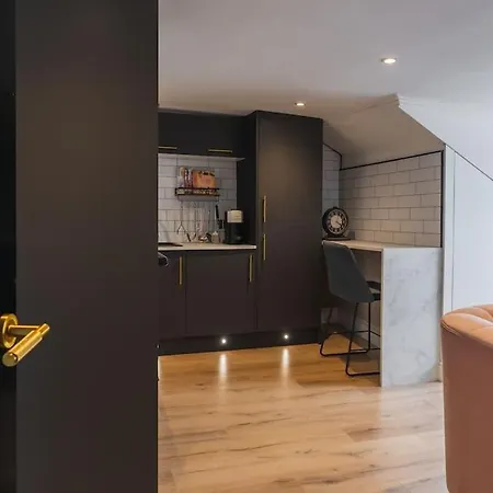 The West End Loft - 5* Retreat - Private Parking! דירה *