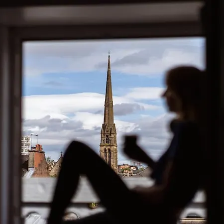 Апартаменты The West End Loft - 5* Retreat - Private Parking! *