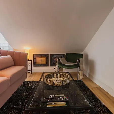 The West End Loft - 5* Retreat - Private Parking! דירה