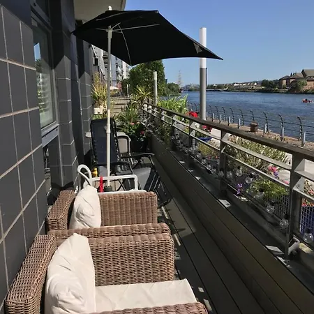 Harbour Clyde Waterfront Apartament *