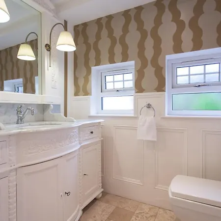 Stunning 4 Bedroom - Hot Tub & Sauna Villa *