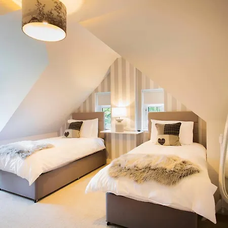 Stunning 4-bedroom With Hot Tub & Sauna Near Loch Lomond 别墅