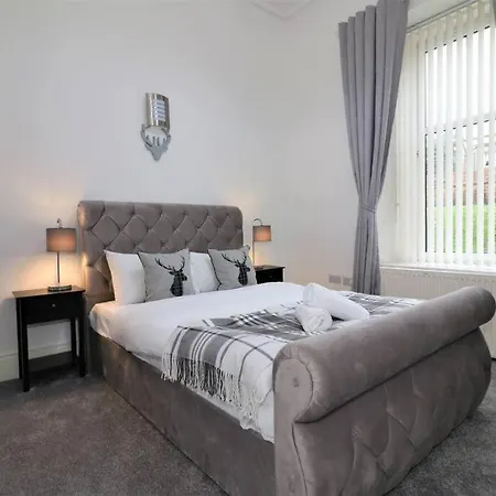 10 Bedrooms Pool Table Garden Piano Apartment Glasgow
